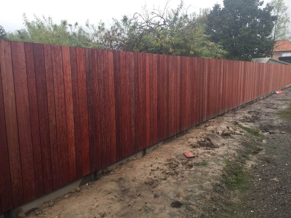 Padouk houten tuinafsluiting bij een woning in Sint-Eloois-Winkel