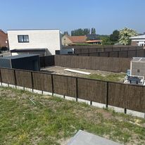 Staalmat afsluiting met natuurlijke Ericamatten voor privacy en windbescherming in Bredene.