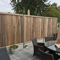 Padouk houten afsluitingspanelen met aluminium palen in Werken