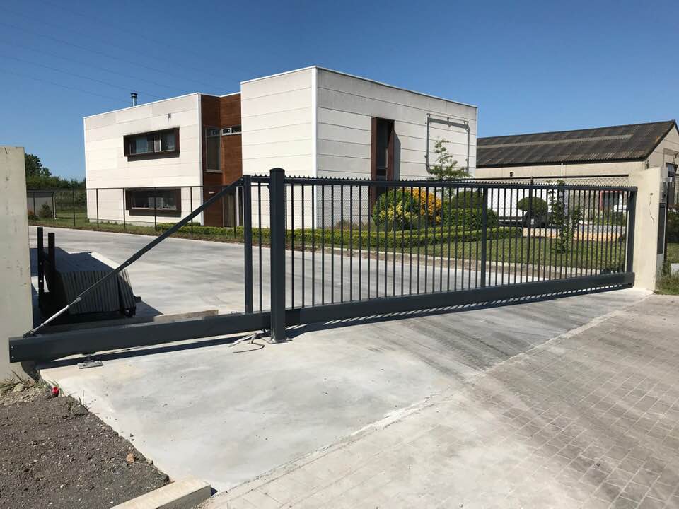 Industriële geautomatiseerde schuifpoort in staal, geplaatst bij oprit in Oostende.