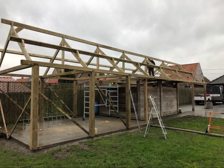 outen bijgebouw in opbouw met dakconstructie in Handzame