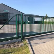 Geautomatiseerde industriële schuifpoort met staalmatvulling geplaatst in Bredene.