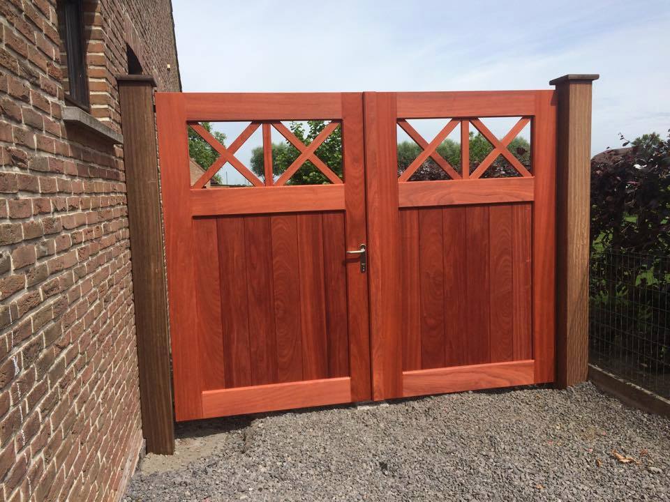 Dubbele padouk draaipoort met kruishout motief in Werken