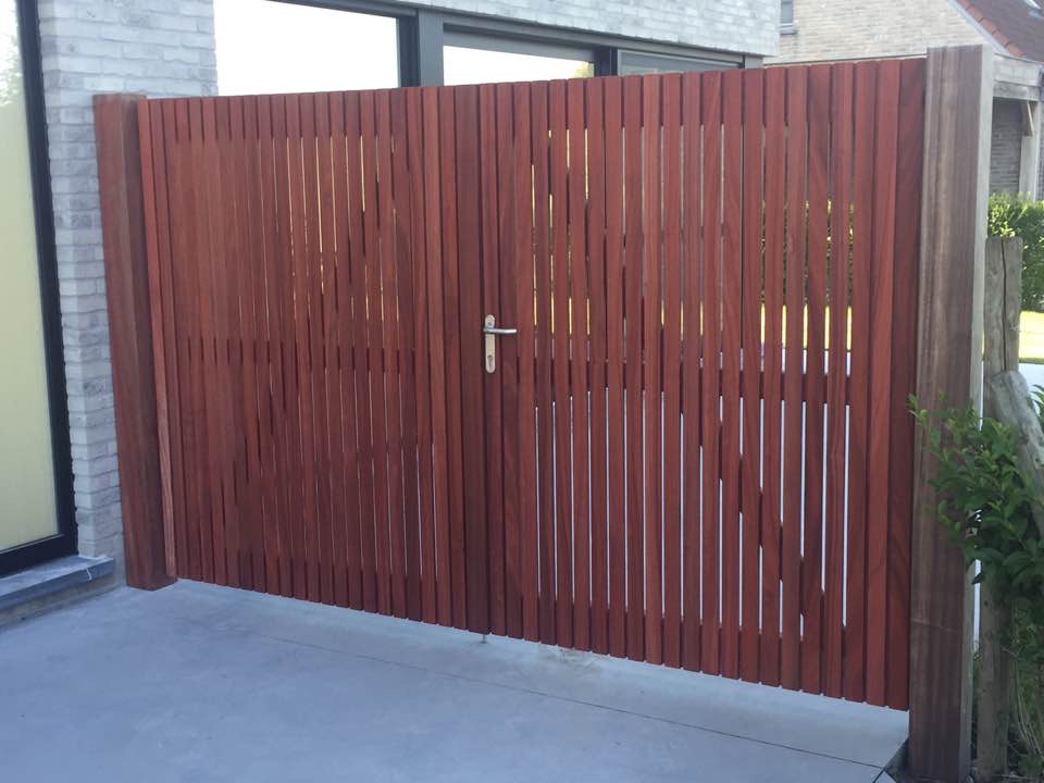 Padouk houten tuinpoort met verticale latten in Zerkegem