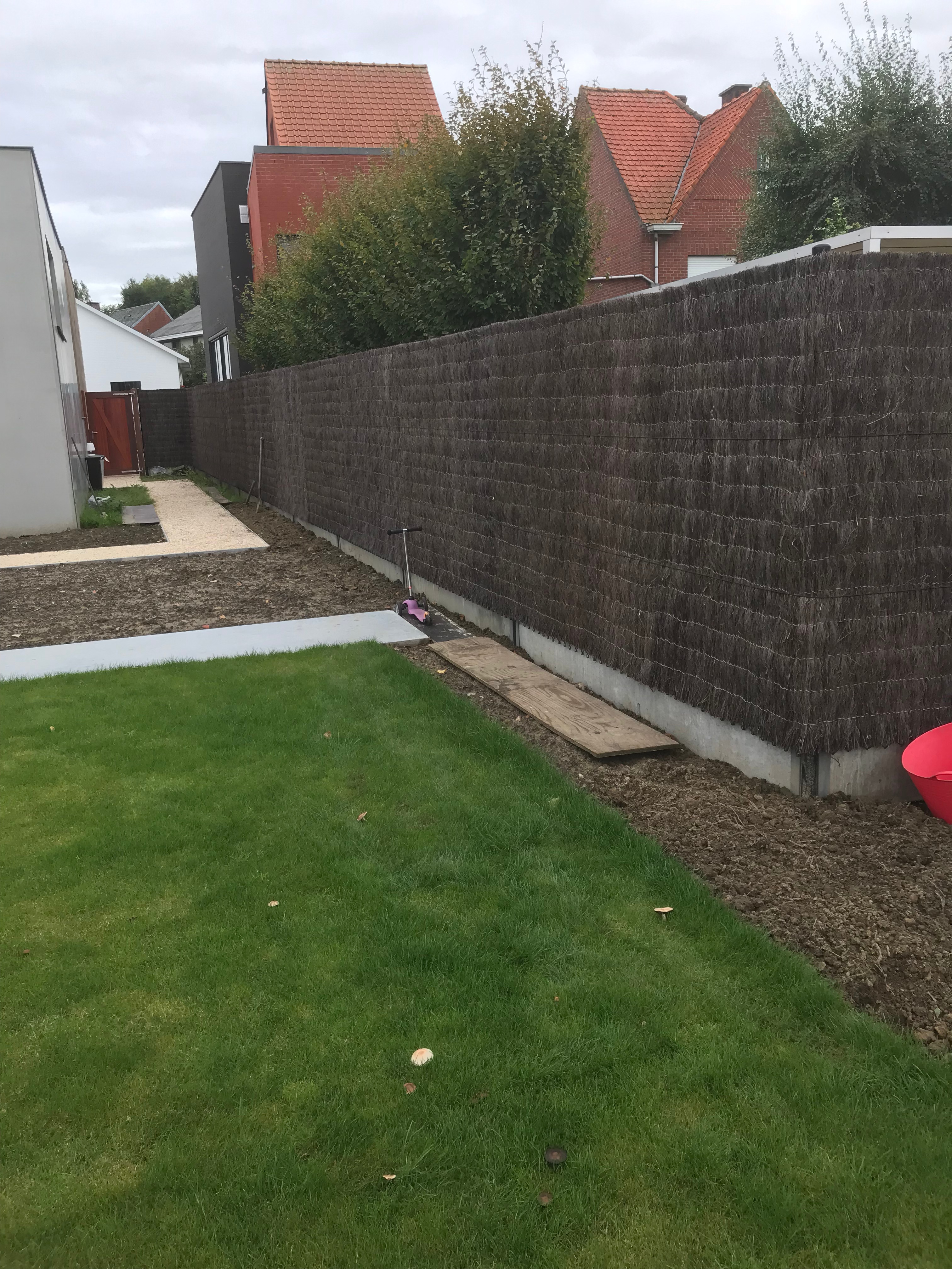 Tuinafsluiting met ericamat voor privacy in een tuin in Rumbeke.