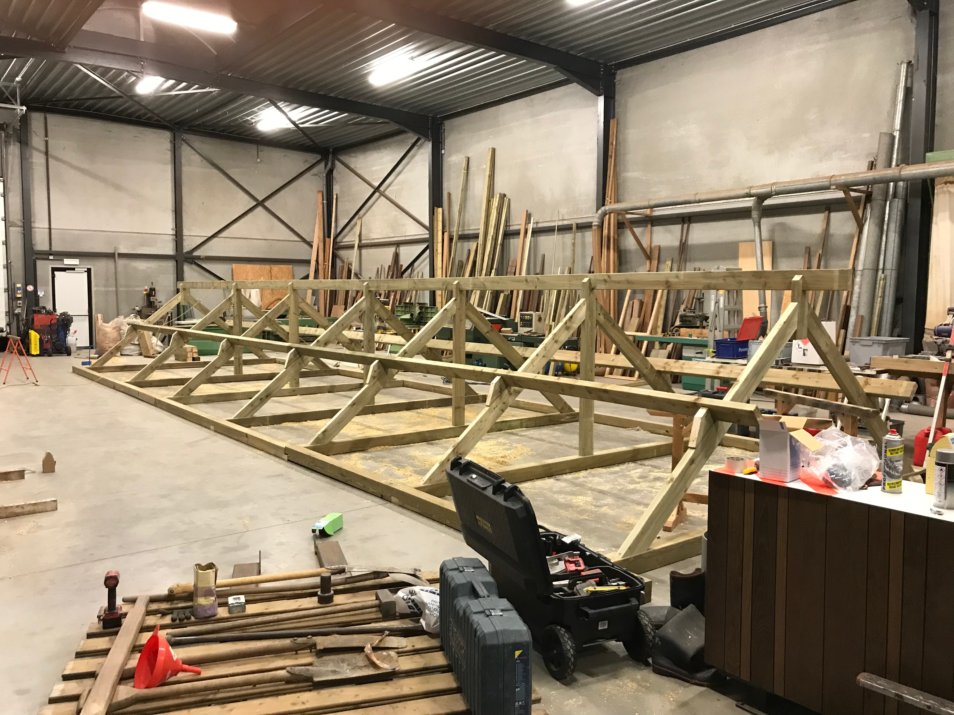 Houten dakconstructie voor een bijgebouw in eigen werkplaats