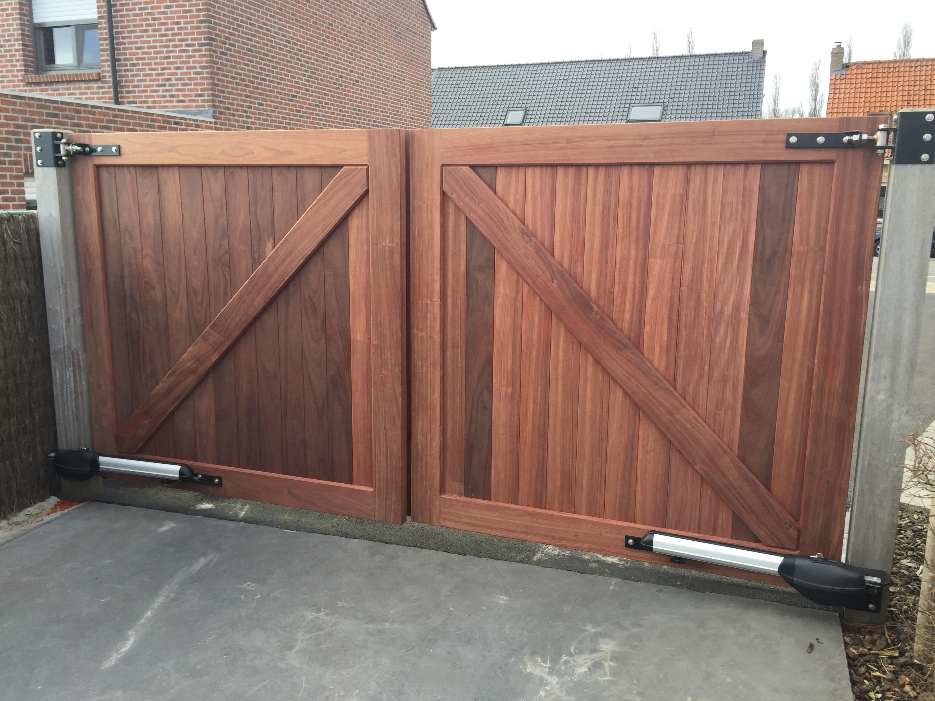 Geautomatiseerde houten draaipoort in padouk