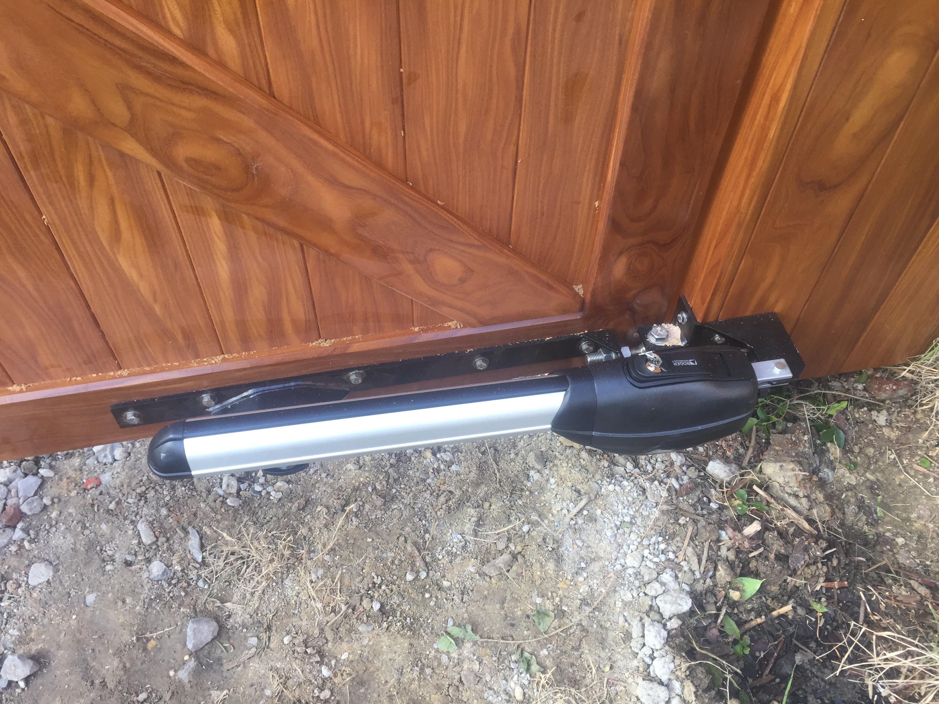 Poortautomatisatie met Roger motor bij een woning in Houthulst