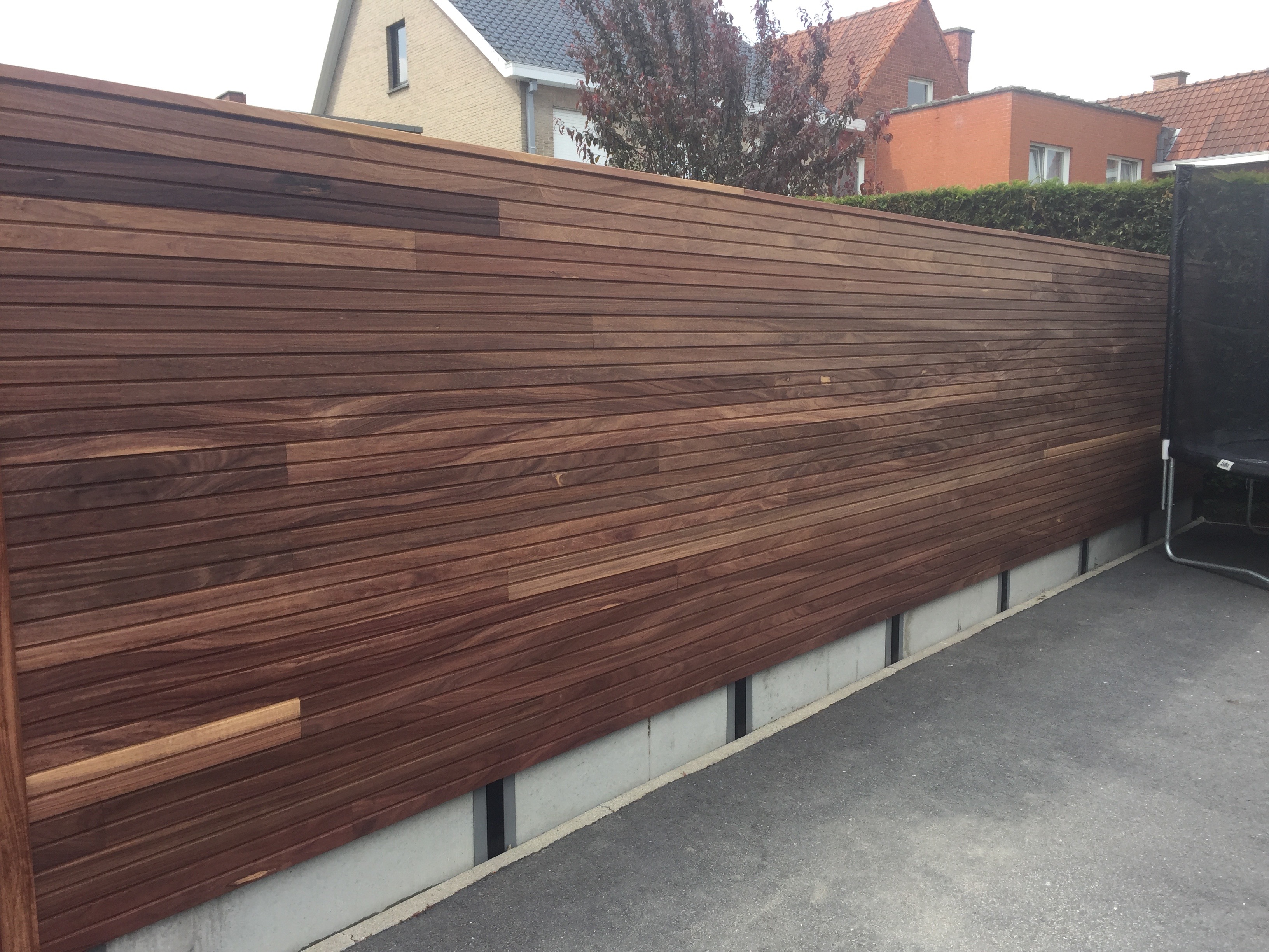 Padouk houten tuinafsluiting bij een woning in Roeselare