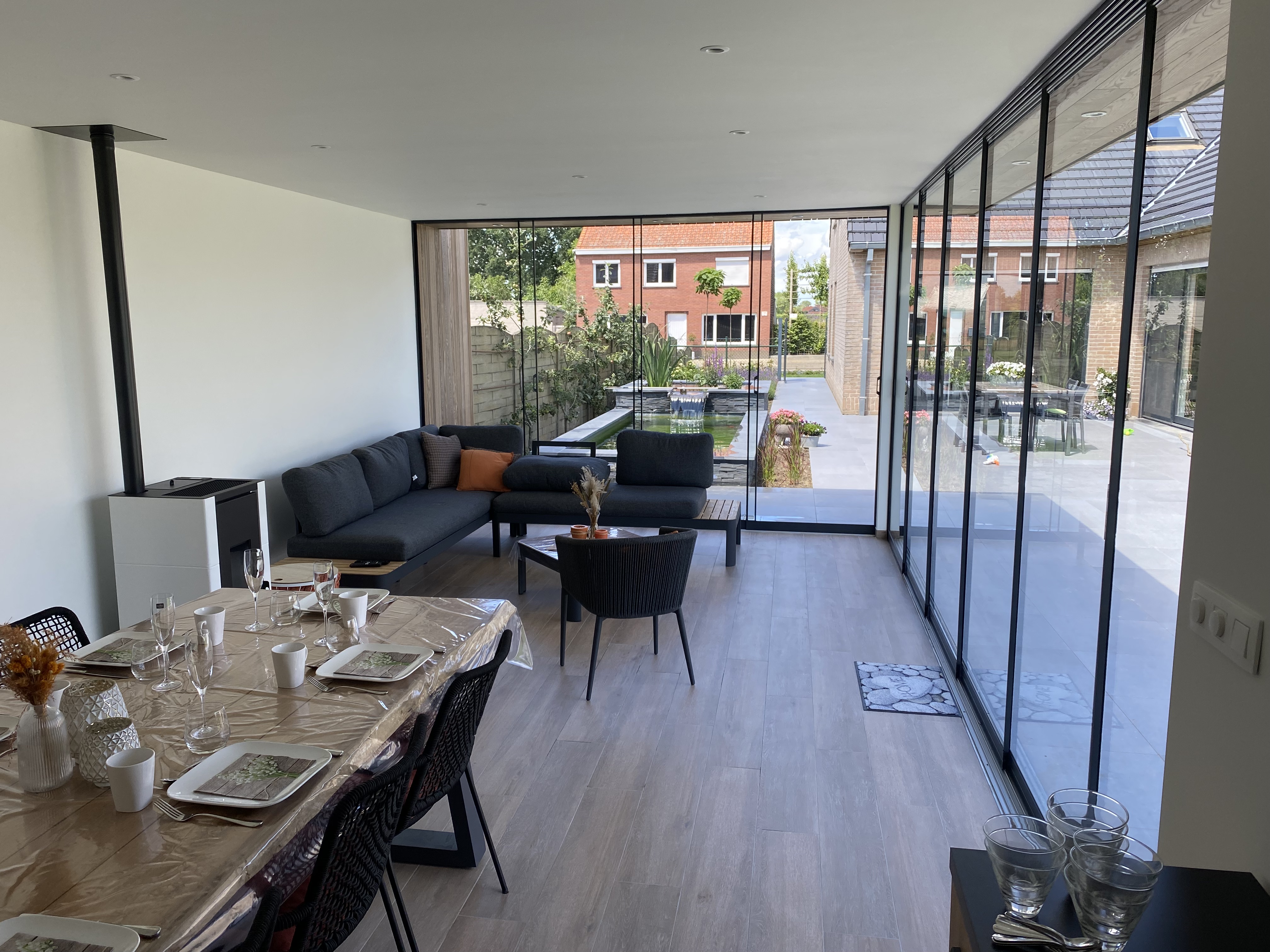 Tuinkamer in thermo es hout met glazen schuifwanden in Werken