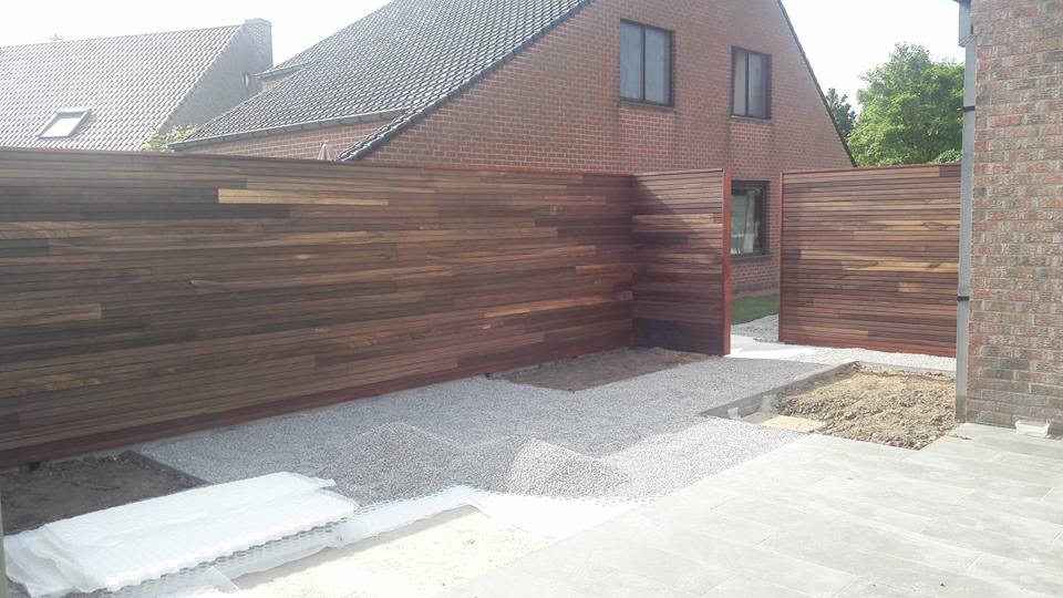 Padouk houten tuinwand als tuinafsluiting in Torhout