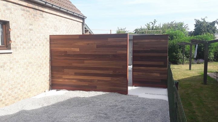 Padouk houten tuinafsluiting met poort bij een woning in Torhout