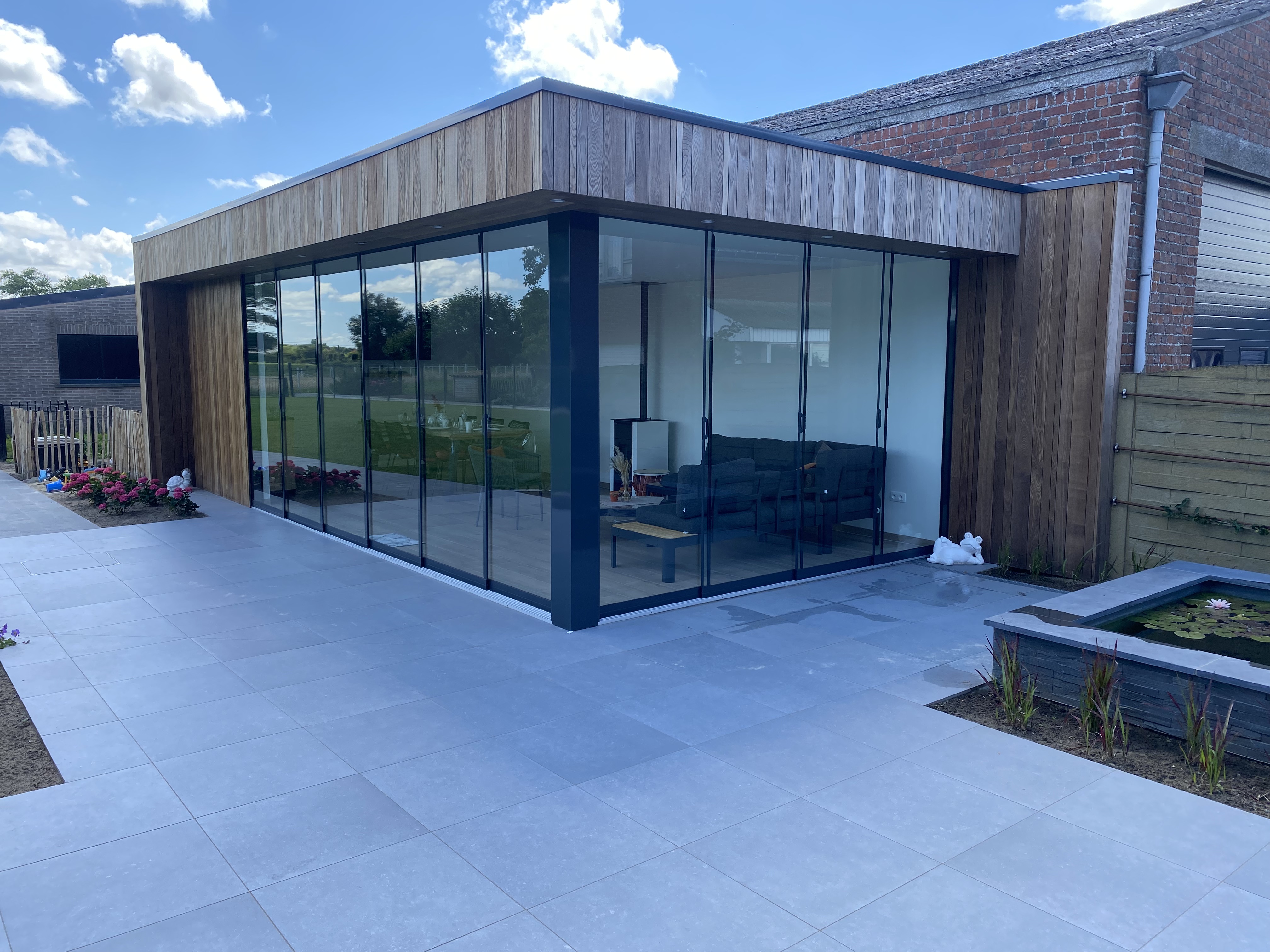 Padouk houten gevelwand bij een woning in Sint-Eloois-Winkel