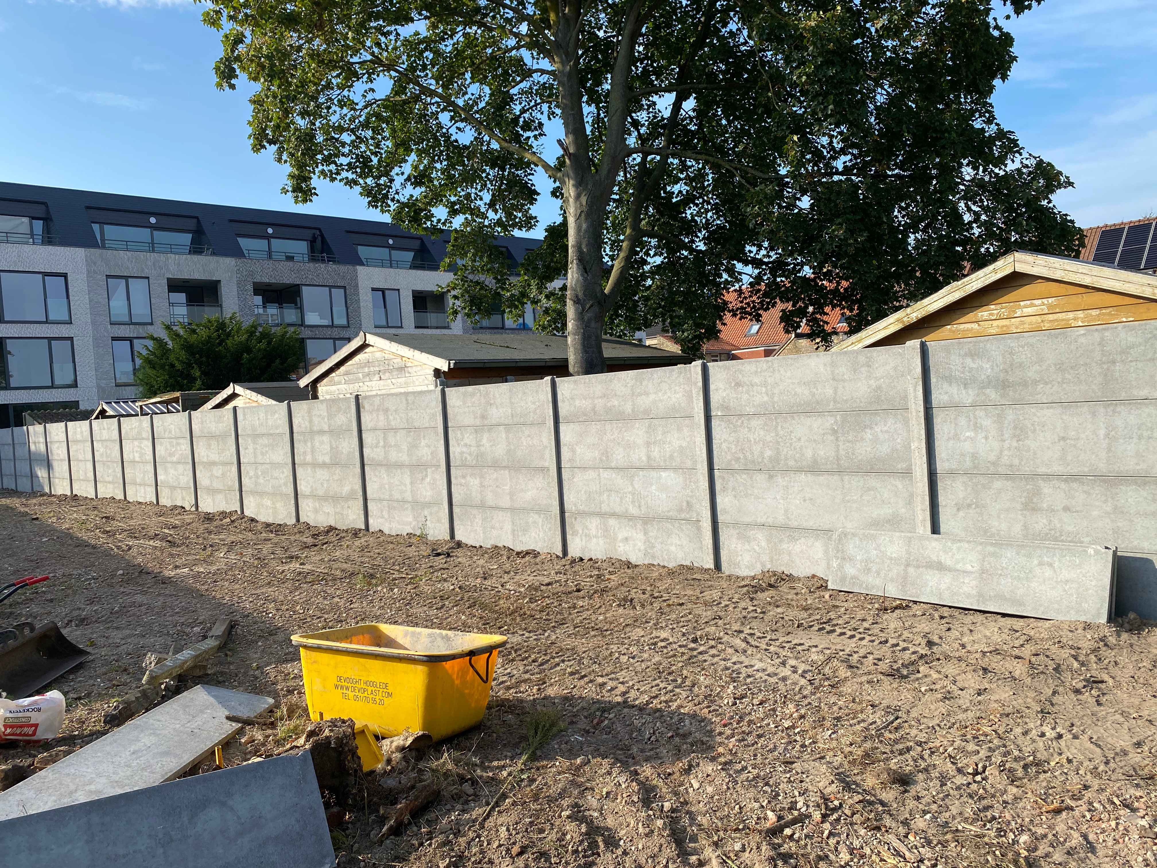 Betonnen wandafsluiting met betonplaten en sleufpalen, geplaatst in Westende.
