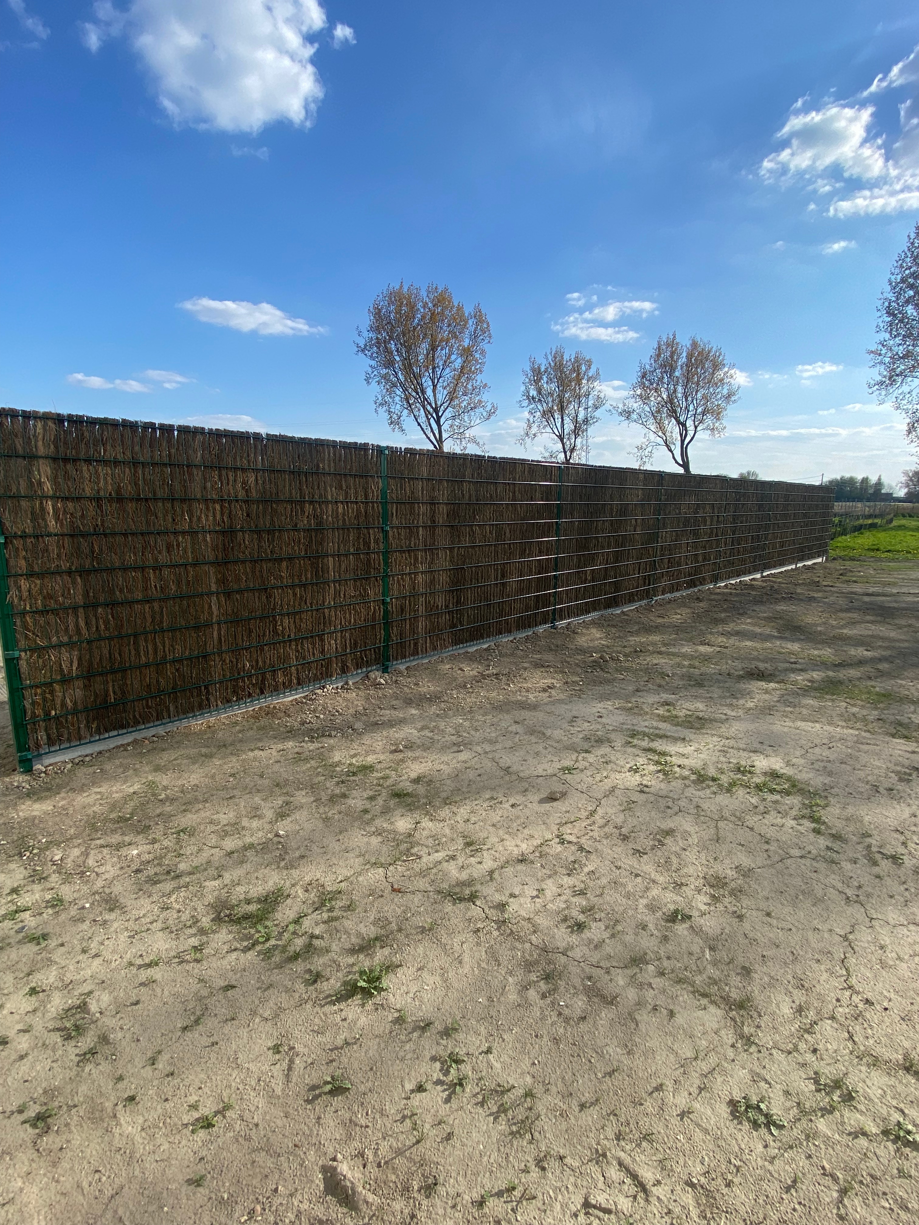 Staalmat afsluiting met natuurlijke Ericamatten voor privacy en windbescherming in Bredene.