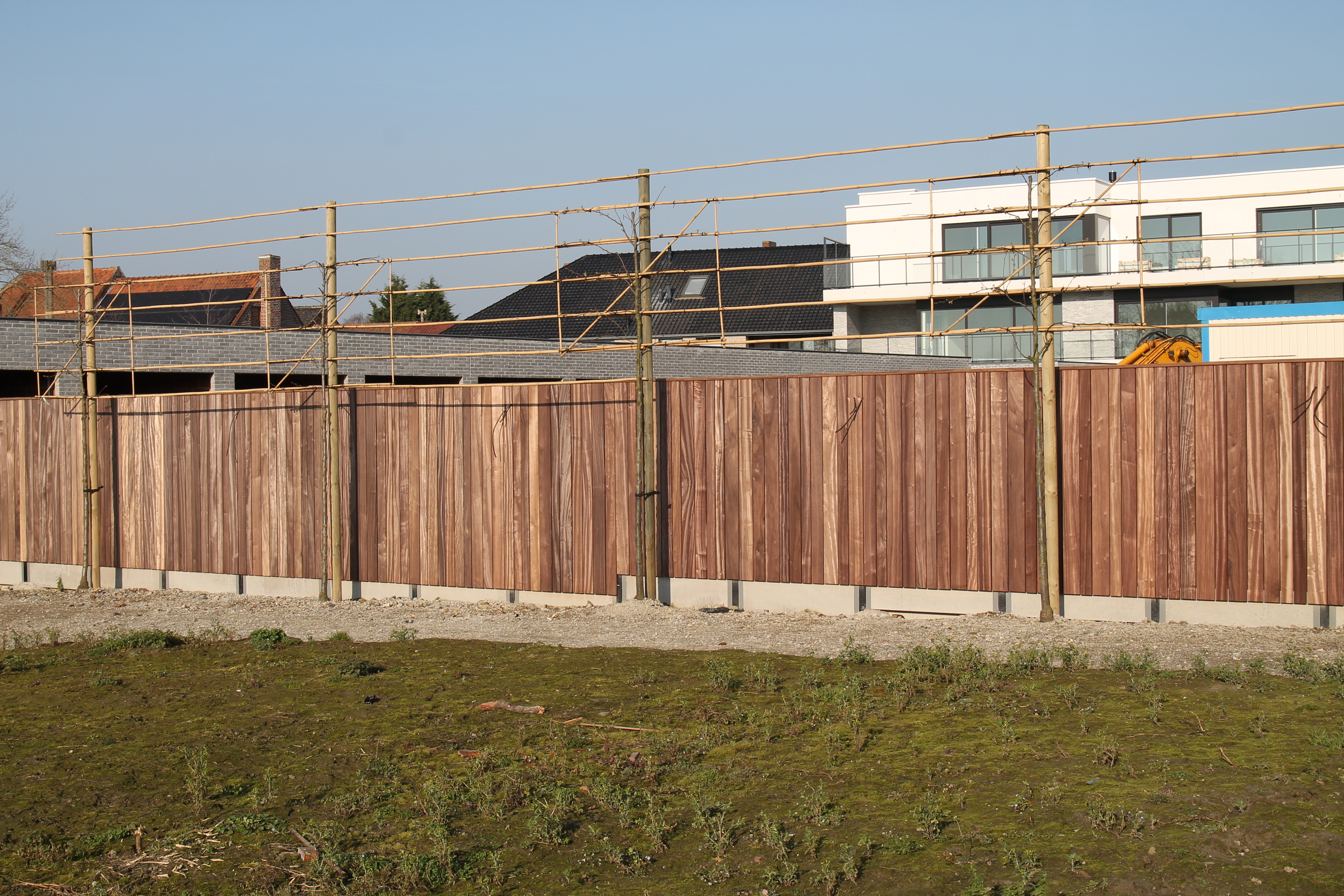 Padouk houten tuinafsluiting bij een woning in Sint-Eloois-Winkel