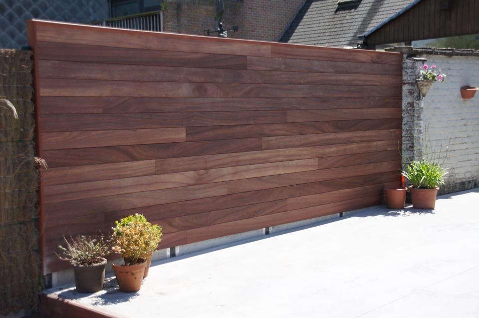 Padouk houten tuinwand als afsluiting in een tuin in Brugge