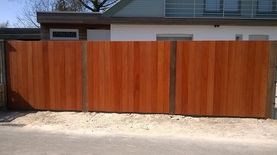 Padouk houten tuinafsluiting bij een woning in Ichtegem